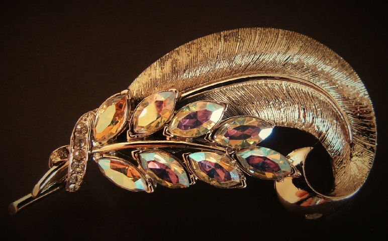 Coro pegasus feather brooch with aurora borealis
