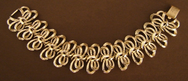 Coro Pegasus gold tone bows pattern bracelet