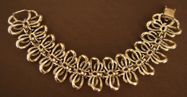 Coro Pegasus gold tone bows pattern bracelet, back