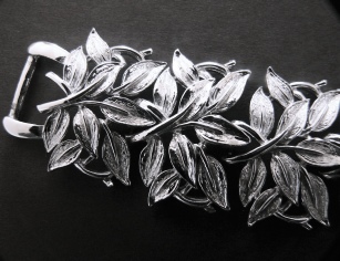 Coro Pegasus silver tone leaf bracelet, clasp detail