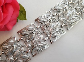 Coro Pegasus silver-tone openwork leaf wide bracelet detail