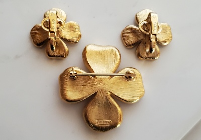 Crown Trifari dogwood flower brooch and clip earrings back