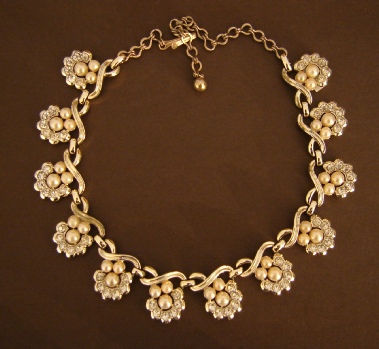 gold tone faux pearls and rhinestones necklace