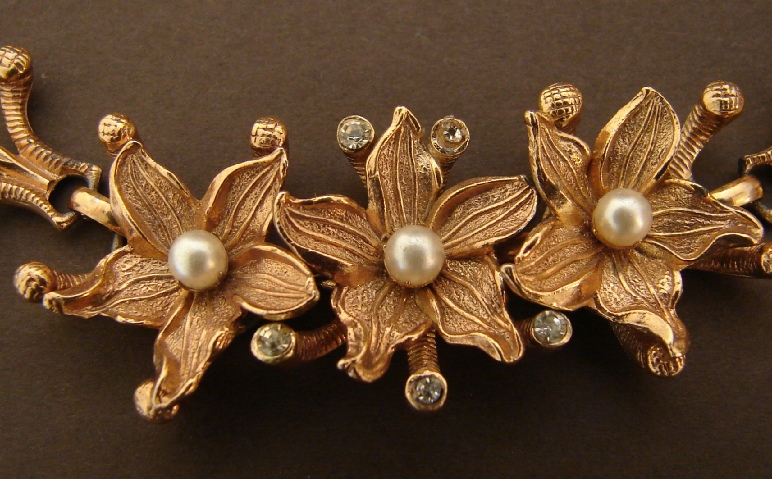 Faux perals and rhinestones gold tone flower necklace