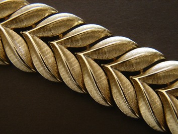 gold tone feather pattern bracelet, detail