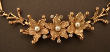 flowers with faux pearls and rhinestones gold tone necklace, detail