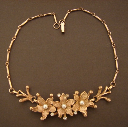 flowers with faux pearls and rhinestones gold tone necklace