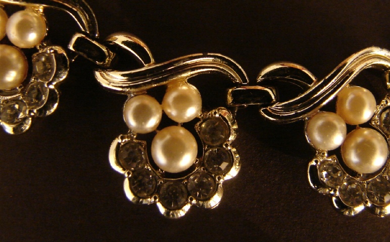 gold tone Trifari bracelet with rhinestones