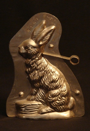 small seated rabbit with basket chocolate mold by Heris Nurnberg side