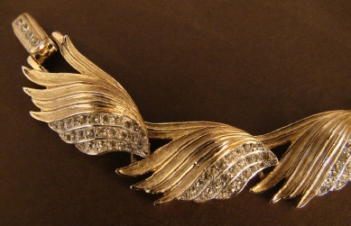 gold tone wings and rhinestones choker, detail