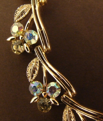 Lisner Aurora Borealis gold tone necklace , detail