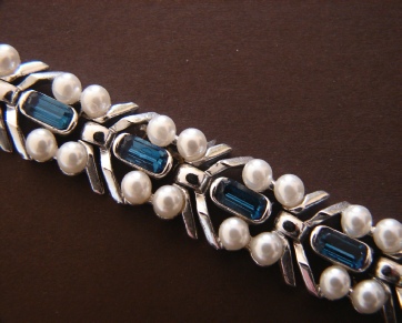 Lisner, faux pearls and blue stones silver tone bracelet, detail