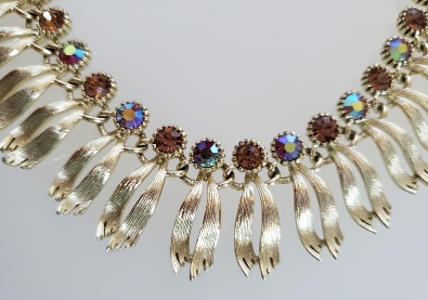 Lisner gold-tone aurora borealis necklace detail