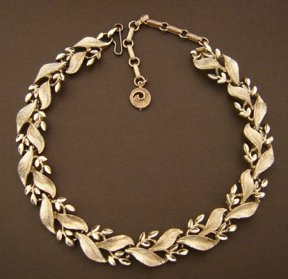 Lisner gold tone necklace with leaves