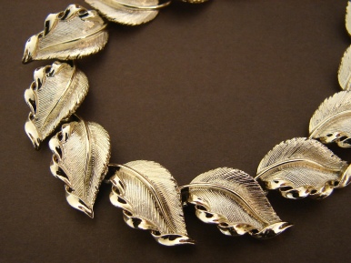 Lisner large leaves gold-tone necklace, detail