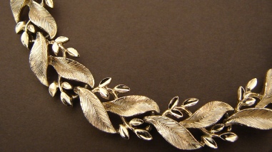 Lisner gold-tone necklace, detail