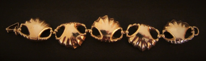 shells faux pearls goldtone bracelet, back